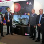 LG hat Brömmelhaupt die exclusive Vermarktung im Kanal Großhandel übertragen. Darüber sind stolz (v.li.): Die Brömmelhaupt Prokuristen Berthold Beckmann und Robert Drosdek sowie die LG-Mitarbeiter Michael Karnatz, Produkttrainer, und Marco Findorff., Key Account Manager Home Entertainment. Broemmelhaupt 2015 - 03