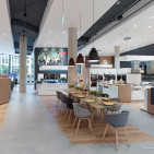 Groß, hell, urban: Blick auf die Showküche. Buddenhagen 2