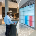 Auf einer Medienwand können 4000 Hausgeräte erlebbar gemacht werden. Buddenhagen 6