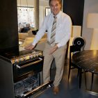 Das muss erst einer mal nachmachen, so Wiliam Cantara, Deutschland-Chef der CandyGroup: Kochen, Backen, Spülen, alle Funktionen in einem Gerät – und alles in Standardgröße. Candy - W. Cantara am Trio
