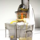 Slow Juicer von Caso mit Zentrifugal-Technologie. Slow Juicer von Caso mit Zentrifugal-Technologie.