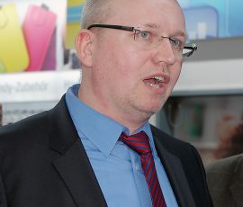 Im gesamten Ladenbereich steht den Kunden ein kostenloses W-LAN-Netz zur Verfügung. Der Zugang erfolgt ohne Passworteingabe. Christoph_Komor_erlaeutert