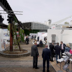 Dach zurück - und die Sonne beglückt die Aussteller Dach zurück - und die Sonne beglückt die Aussteller