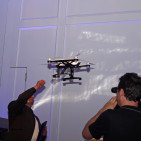 DeLonghi Drohne bringt Kaffeetasse