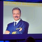 Geschäftsführer (Flugkapitän) Helmut Geltner stellte die IFA-Preview der De’Longhi Group Deutschland unter das Motto „ready for take off.“ DeLonghi Flugkapitän