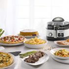 Die De’Longhi MultiFry erfüllt die Funktion einer Heißluftfritteuse, die eines Ofens oder eines Grills und dürfte daher bei Menschen, die ohne großen Aufwand – also auf Knopfdruck – eine Vielzahl einfacher Gerichte auf den Tisch bringen möchten, bestens ankommen. DeLonghi MultiFry