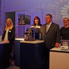 Ein besonders schöner Dreiklang: Die Neuheiten-Stars mit ihren Produkt-Managerinnen und mit De’Longhi Geschäftsführer Helmut Geltner. (v.l.n.r.): Andrea Lotz (PM Braun), Yvonne Roßkopf (PM De’Longhi) und Susanne Ullrich (PM Kenwood). DeLonghi PMs mit GF Geltner