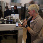 Diana Diefenbach, Marketing Communication Manager White Goods, erläutert den neuen, vernetzten Einbaubackofen NV73J9 aus der Chef Collection und die Faszination von „Virtual Flame.“ Diana Diefenbach, Marketing Communication Manager White Goods, erläutert den neuen, vernetzten Einbaubackofen NV73J9 aus der Chef Collection und die Faszination von „Virtual Flame.“