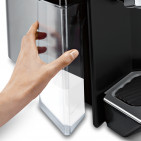 Wird Milchschaum gewünscht, lässt sich der Behälter seitlich in das Gerät einschieben. Siemens EQ.9 4