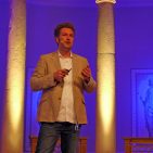 Dr. Marc Thom, Psychologe, Arzt und in Diensten von Sony Mobile Communications ruft dem Auditorium zu: „Ihr Kunde will sein Leben in den Griff bekommen. Wearables tragen zu Zufriedenheit, Lebensqualität und Unbekümmertheit bei.“ ESC - Dr. Thom