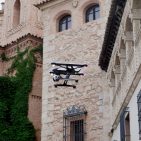 Neues lustvolles Spielzeug: Eine Drohne zieht die Aufmerksamkeit im Pueblo Espanol auf sich. ESC - Drohne