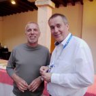 Hans-Joachim Kamp (li.), AR-Vorsitzender der gfu Consumer & Home Electronics GmbH, und Dirk Wittmer, AR-Vorsitzender der Euronics Deutschland eG, lassen den Tag mit einem Plausch ausklingen. ESC - Kamp-Wittmer