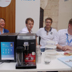 Immer wo sich eine Fiedel dreht, ist Philips mit einer Kaffeebar nicht weit. ESC - Philips Kaffeebar