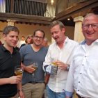 Ein Vierer-Grüppchen voller Lebenslust genießt den lauschigen Abend im Pueblo Espanol (v.re.): Ingo Schmerbauch, Euronics XXL Stratmann-Lohne/Oldbg., Norbert Schmerbauch, Euronics Center Stratmann-Heilbad Heiligenstadt, Andreas Tschente, Euronics Bertz-Herbrechtingen und Daniel Gerth, Euronics Gerth-Bad Pyrmont. ESC - Schmerbauch