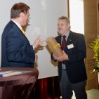 Ein besonderes Fläschchen als Dank an Peter Bernreiter Ein besonderes Fläschchen als Dank an Peter Bernreiter