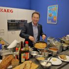Hier kocht der Chef selbst und propagiert, über Show- und Erlebnisküchen den PoS zu emotionalisieren Erlebnis Küche
