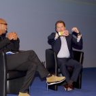 Benedict Kober State-of-the-Art: Voller Stolz zeigt er Moderator Amiaz Habtu seine Collection an Fitness-Armbändern. Fitness-Tracker-Fan
