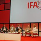 Gaben geduldig und ausführlich Antwort (v.li): Dr. C. Göke, CEO Messe Berlin, J. Heithecker, IFA Direktor, GfK-Marktforscher Jürgen Boyny, Dr. R. Zinkann, ZVEI, und H-J. Kamp, Aufsichtsratsvorsitzender der gfu. IFA-GPC-Round Table