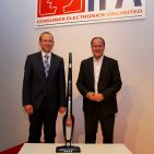 Im edlen Ebony Black Design, besetzt mit über 20.000 Swarovski Kristallen, glänzt der Ergorapido AG3015SW. Es strahlen aus dem Hause AEG mit (v.l.): Michael Wolf, PM Wäschepflege und Andreas Gelsheimer, Product Line Manager Bodenpflege. IFA IMB - AEG