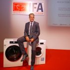 Locker vom Hocker: Jens-Christoph Bidlingmaier. Der Vorsitzende der Bauknecht Geschäftsführung verkündete Details zum IFA-Auftritt der Bauknecht Mutter Whirlpool in Halle 9.1. und stellte die Waschmaschinen-Range PremiumCare (Bauknecht) und MyTime (Indesit) vor. IFA IMB - Bauknecht