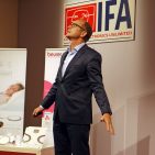 Anschaulicher wie Georg Walkenbach, Geschäftsführer Beurer, kann man Wellness nicht zelebrieren. IFA IMB - Beurer GF Walkenbach