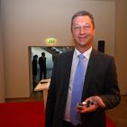 „Der einfachste Weg zum perfekten Ergebnis“, versprechen der Kochsensor PerfectCook wie auch der Bratsensor PerfectFry von Bosch. Harald Friedrich, Geschäftsführer der Robert Bosch Hausgeräte, hält die kleinen Küchenwunder liebevoll in seiner Hand. IFA IMB - Bosch