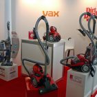 Dank der neuen Dirt Devil „Efficient Floorcare Technologies“ (EFCT), erzielen alle Rebel Modelle ein „Triple A.“ Neu auch die Trendfarbe: Softtouch-metal-red. IFA IMB - Dirt Devil