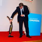 Im Bereich Kleingeräte präsentierte Grundig Geschäftsführer Horst Nikolaus den Akkusauger VCH 9530, der sich dank seines klappbaren Handgriffs leicht verstauen lässt. IFA IMB - Grundig