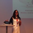 Hisense Marketingleiterin Monika Dugandzic erläuterte die Kooperation des chinesischen Giganten mit Schalke 04. Geräteseitig steht zur IFA die Kühl-Gefrierkombination MKGNF 440 mit integriertem Twin-Cooling-System im Blickpunkt. IFA IMB - Hisense