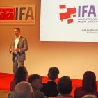 IFA Direktor Jens Heithecker begrüßte die über 300 zur zweitägigen Veranstaltung „IFA Innovations Media Briefing“ angereisten Journalisten und verkündete dabei stolz: „Die IFA hat einen Ruf wie ein Donnerhall.“ IFA IMB - Jens Heithecker