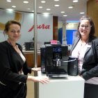 Können die Augen kaum von dem neuen Kaffeevollautomaten Jura Z6 lassen: Sabine Stadelmann (li.) und Kerstin Riedl aus dem Hause Jura. Das Material Carbon gibt dem Vollautomaten die besondere Faszination. IFA IMB - Jura II