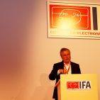 Die liebevolle Gestik von Rolf Diehl, seit 20 Jahren Geschäftsführer von Jura Deutschland, unterstreicht seine bewundernde Darstellung der Z6. Diehl weiter: „Jura hat all seine Schweizer Innovationskraft und Expertise genutzt, um die Vollautomaten auf den nächsten Level zu heben.“ IFA IMB - Jura