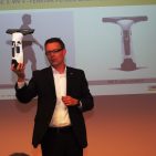 Wie Sebastian Döntgen, Leiter Produktmamagent von Kärcher, demonstrativ aufzeigt, der Fenstersauger WV 5 Premium ist leichter und liegt noch besser in der Hand als die Vorgängermodelle. IFA IMB - Kaercher