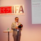 Ralf Lindner, Vorstandsvorsitzender der Medisana AG, kam mit der PowerRoll, einer innovativen Massagerolle mit Tiefenvibration zur IFA IMB. Zur Überraschung aller: Er konnte Horst Lichter als Markenbotschafter für die PowerRoll gewinnen. Ab der IFA vibrieren wir nach dem Motto: „Nimm’s leichter mit Lichter.“ IFA IMB - Medisana