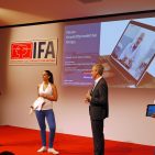 Bernd Laudahn (re.), Managing Director Philips Market DACH, und Dr. Steffen Krotsch, Head of Innovation Allianz Worldwide, gaben Einblicke in ihr gemeinsames Projekt „Philips & Allianz Rücken Coaching.“ IFA IMB - Philips