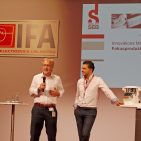 Udo van Bergen (li.), Trade Marketing Director Groupe SEB, und Corrado Celebre, Promoter Speisenzubereitung, sind sich einig: Die neue Krups Prep & Cook ist ein Alleskönner. Rühren, kneten, aufschlagen, vermischen, zerkleinern und mahlen sowie kochen, schmoren, dampfgaren und dünsten – die Prep & Cook kann es!. IFA IMB - SEB