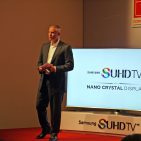 Die aktuelle Studie von Samsung „Vom Rückzugs- zum Erlebnisort – die Renaissance des Zuhauses, stellte Kai Hillebrand, Vice President Consumer Electronics Samsung, vor. Ein Fazit daraus: „Besonders beliebt sind Haushaltsgeräte, die 84% der Befragten täglich nutzen – ein Zuwachs von zwölf Prozent zum Vorjahr. Der Fernseher bleibt auch in Zeiten von Smartphone und Tablet der bevorzugte Bildschirm, wenn es um Home Entertainment geht.“ IFA IMB - Samsung