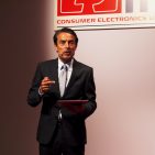 Siemens Geschäftsführer Roland Hagenbucher ist sich sicher: „Vernetzung verlässt den Nischenmarkt. Die IFA treibt das Thema weiter voran.“ Er kündigte für Siemens ein komplett vernetztes Gesamtsortiment an Hausgeräten an. IFA IMB - Siemens