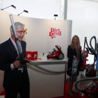 Wie flexibel einsetzbar der Air Cordless Lift von Vax ist, zeigen Geschäftführer Dr. Heinz H. Fischer und Marketing Managerin Verena Krimpmann. IFA IMB - Vax