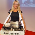 Charmanter und kompakter kann man die 5 neuen WMF-Küchenminis Dampfgarer Vitalis E, Salat-to-go, Raclette für 2, Handkaffeemühle und Espressokocher kaum präsentieren. IFA IMB - WMF Kuechenminis