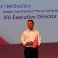 IFA-Direktor Jens Heithecker begrüßte über 320 Journalisten zu den IFA Innovations Media Briefing (IFA IMB) und macht deutlich: „Die IFA beweist einmal mehr, dass sie das unangefochtene Trendbarometer für Produkteinführungen und -Innovationen ist." IFA-Direktor Jens Heithecker begrüßte über 320 Journalisten zu den IFA Innovations Media Briefing (IFA IMB) und macht deutlich: „Die IFA beweist einmal mehr, dass sie das unangefochtene Trendbarometer für Produkteinführungen und -Innovationen ist."