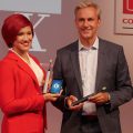 App-gesteuerte Zahnpflege bei Philips: Miss IFA und Philips Geschäftsführer Bernd Laudahn strahlen um die Wette. App-gesteuerte Zahnpflege bei Philips: Miss IFA und Philips Geschäftsführer Bernd Laudahn strahlen um die Wette.