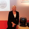 Kaffee-Sommelier Wiebke Reinecke stellte die neue Premium-Mittelklasse von Jura vor. Lust auf Kaffeespezialitäten macht die neue S8 mit ihrer One Touch Funktion für 15 Kaffeespezialitäten – vom Espresso bis zum Latte Macchiato. Kaffee-Sommelier Wiebke Reinecke stellte die neue Premium-Mittelklasse von Jura vor. Lust auf Kaffeespezialitäten macht die neue S8 mit ihrer One Touch Funktion für 15 Kaffeespezialitäten – vom Espresso bis zum Latte Macchiato.
