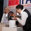 Ein Risotto in sechs Minuten? Kein Problem für den Cook4Me+ von Krups. Über ihren „Kochkünstler“ sind begeistert: Astrid Duhammel, Head of Communication & Digital Groupe SEB und Celestre Corrado. Ein Risotto in sechs Minuten? Kein Problem für den Cook4Me+ von Krups. Über ihren „Kochkünstler“ sind begeistert: Astrid Duhammel, Head of Communication & Digital Groupe SEB und Celestre Corrado.