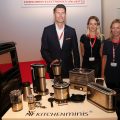 WMF präsentierte auf der IFA IMB gleich sieben neue Küchenminis, darunter ein Reiskocher mit integrierter Lunch-to-go-Box. Im Bild: Martin Ludwig (li.), frisch gekürter Senior Vice President International Strategy and Product Creation der WMF, ein Fotomodell sowie Andrea Bender (re.) Vice President Marketing & Product Development. WMF präsentierte auf der IFA IMB gleich sieben neue Küchenminis, darunter ein Reiskocher mit integrierter Lunch-to-go-Box. Im Bild: Martin Ludwig (li.), frisch gekürter Senior Vice President International Strategy and Product Creation der WMF, ein Fotomodell sowie Andrea Bender (re.) Vice President Marketing & Product Development.