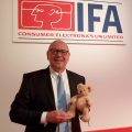 Frank Jüttner, Leiter der Miele Vertriebsgesellschaft Deutschland, machte mit der Ankündigung „Auf der IFA präsentieren wir eine Weltneuheit. Wir nennen es bei aller westfälischen Bescheidenheit den größten Innovationssprung seit der Einführung der Induktion" heiß auf einen Besuch der IFA und des Miele-Standes. Frank Jüttner, Leiter der Miele Vertriebsgesellschaft Deutschland, machte mit der Ankündigung „Auf der IFA präsentieren wir eine Weltneuheit. Wir nennen es bei aller westfälischen Bescheidenheit den größten Innovationssprung seit der Einführung der Induktion" heiß auf einen Besuch der IFA und des Miele-Standes.