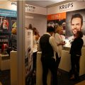Die Groupe SEB stellte auf ihrem Stand den neuen MultiCooker Krups Cook4Me+ und den Kaffeevollautomaten Evidence von Krups heraus. Im Hintergrund immer dabei: Krups Testimonial Steffen Henssler. Die Groupe SEB stellte auf ihrem Stand den neuen MultiCooker Krups Cook4Me+ und den Kaffeevollautomaten Evidence von Krups heraus. Im Hintergrund immer dabei: Krups Testimonial Steffen Henssler.
