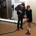 Die Bewegungsfreiheit, die unkomplizierte Handhabung sowie die starke Saugkraft des kabellosen Powerstick VS8000 demonstrierte Diana Diefenbach, Marketing Communication Manager Samsung Home Appliances, dem ZDF. Die Bewegungsfreiheit, die unkomplizierte Handhabung sowie die starke Saugkraft des kabellosen Powerstick VS8000 demonstrierte Diana Diefenbach, Marketing Communication Manager Samsung Home Appliances, dem ZDF.
