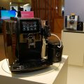 Mit Premium-Technologien vom Feinsten wartet der neue Jura-Kaffeevollautomat S8 auf, unter anderem mit einer komplett neu entwickelten Milchschaumdüse. Mit Premium-Technologien vom Feinsten wartet der neue Jura-Kaffeevollautomat S8 auf, unter anderem mit einer komplett neu entwickelten Milchschaumdüse.
