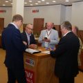 Gönnen sich eine kleine Email-Session und lassen die ersten Eindrücke Revue passieren (v.li): Georg Walkenbach, GF Beurer, Heinz Werner Ochs, bis Ende Juni Vorsitzender von ProBusiness, Berthold Niehoff, neuer Vorsitzender der ProBusiness Initiative sowie Rolf Diehl, GF Jura. Verdeckt. Matthias Machan von infoboard.de. Gönnen sich eine kleine Email-Session und lassen die ersten Eindrücke Revue passieren (v.li): Georg Walkenbach, GF Beurer, Heinz Werner Ochs, bis Ende Juni Vorsitzender von ProBusiness, Berthold Niehoff, neuer Vorsitzender der ProBusiness Initiative sowie Rolf Diehl, GF Jura. Verdeckt. Matthias Machan von infoboard.de.